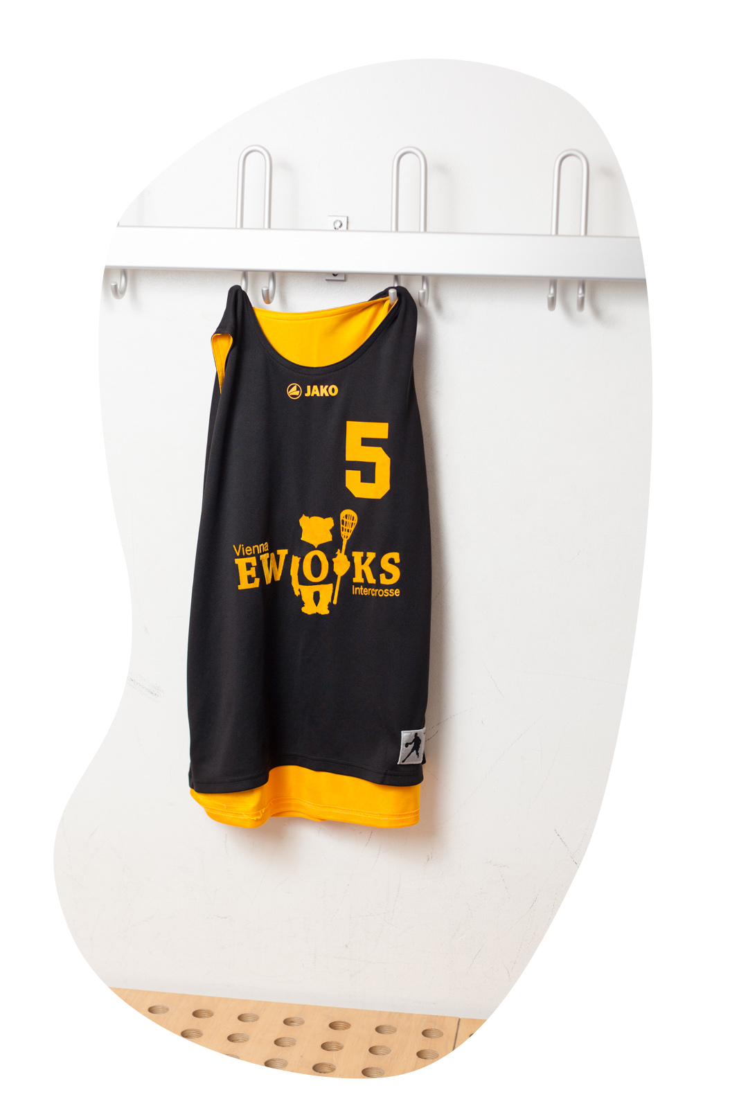 Ewoks Trikot hängt an einem Haken in einer Umkleidekabine